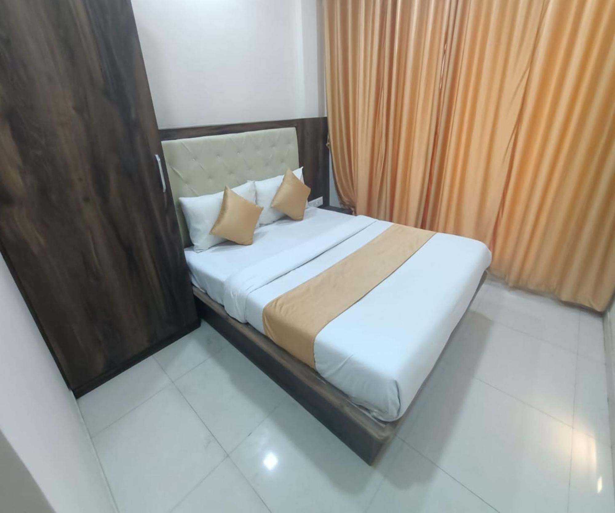 Hotel Om Sai Нави Мумбай Екстериор снимка