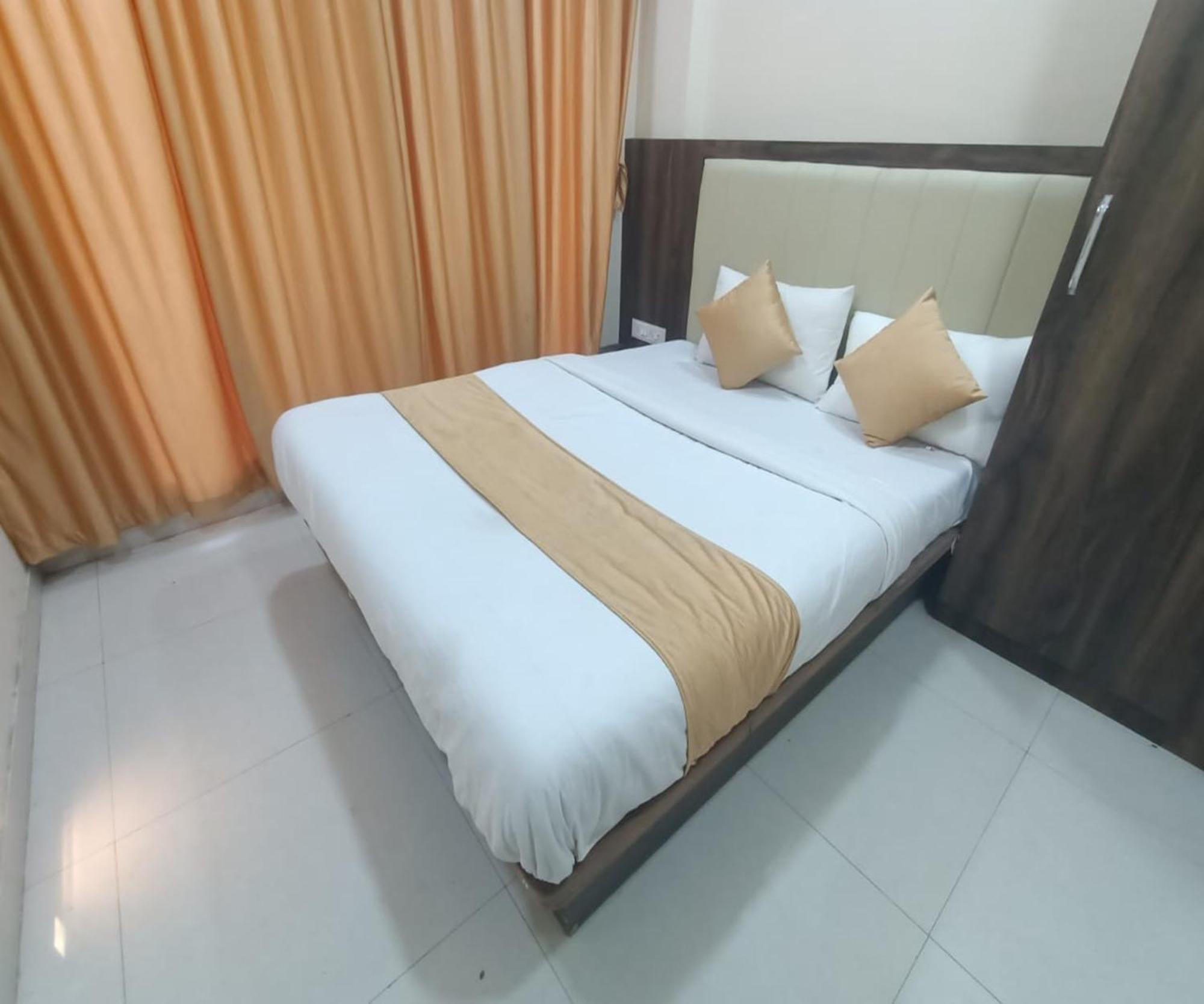Hotel Om Sai Нави Мумбай Екстериор снимка