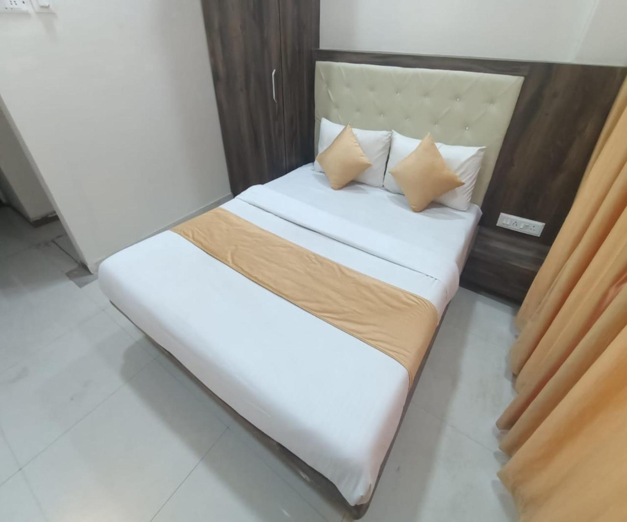 Hotel Om Sai Нави Мумбай Екстериор снимка