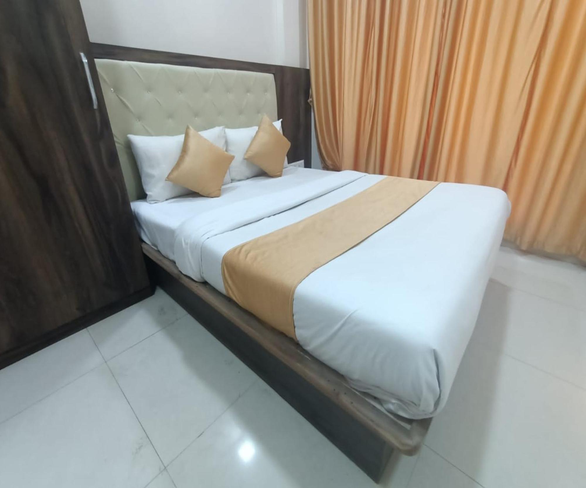 Hotel Om Sai Нави Мумбай Екстериор снимка