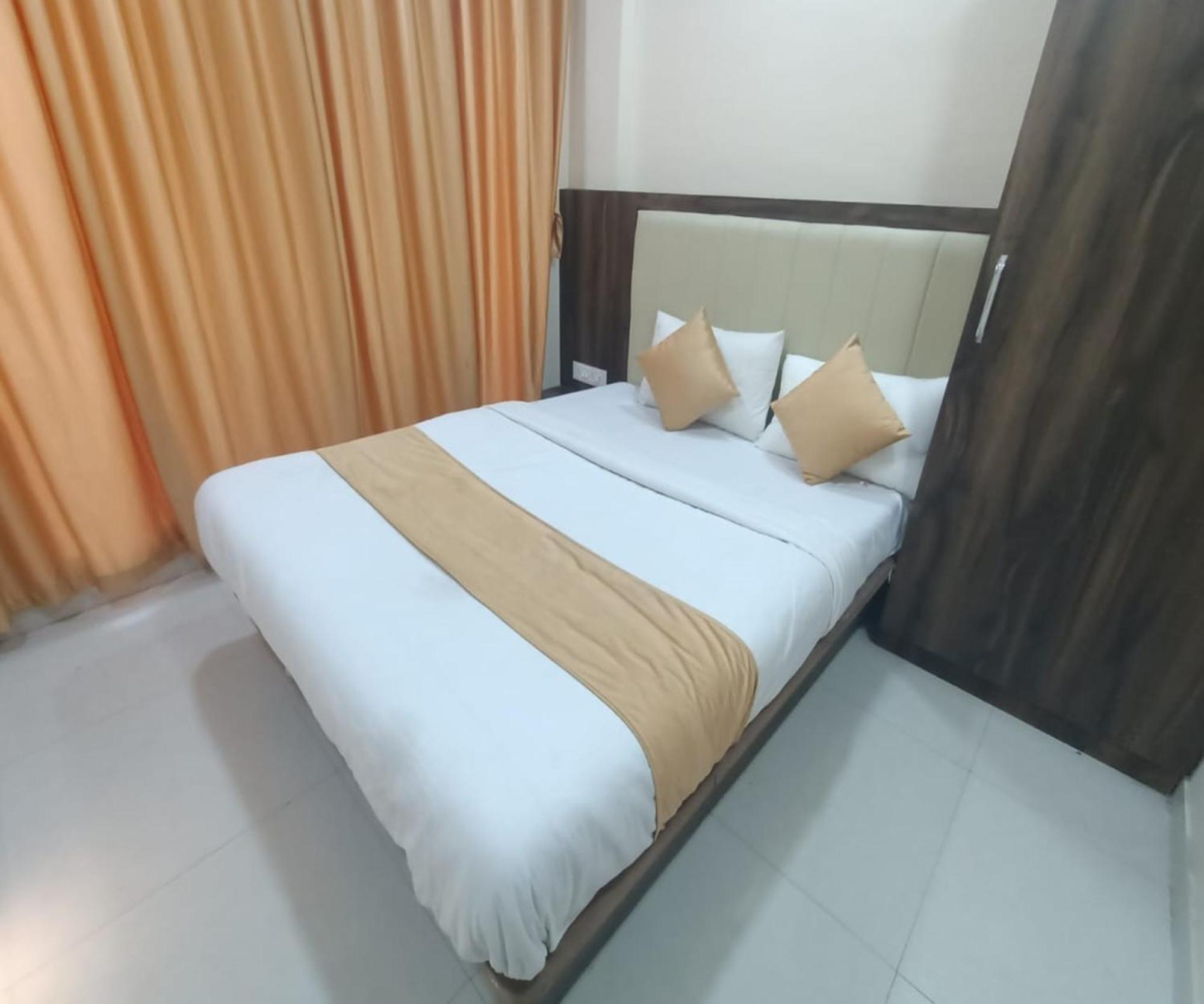 Hotel Om Sai Нави Мумбай Екстериор снимка