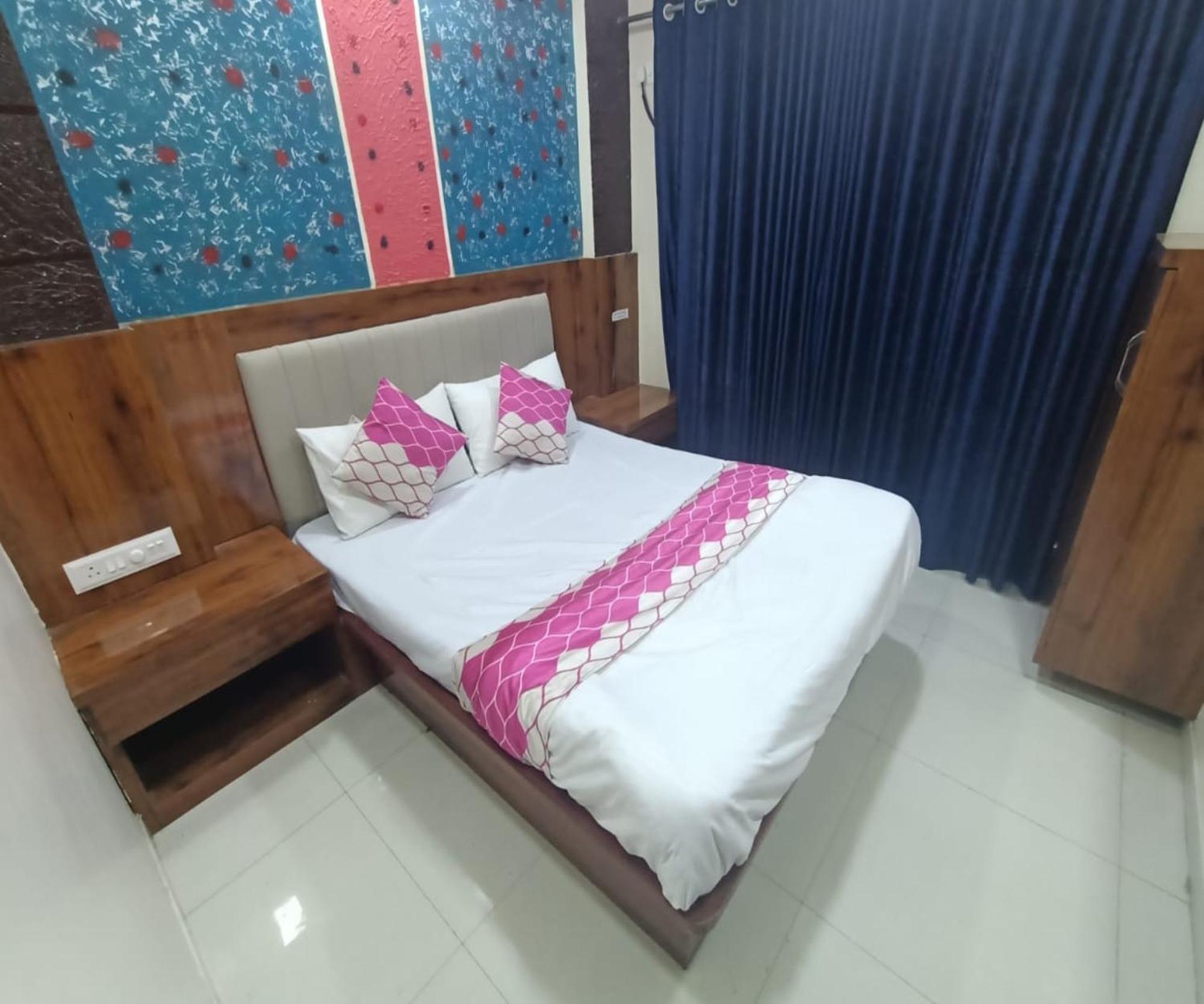 Hotel Om Sai Нави Мумбай Екстериор снимка