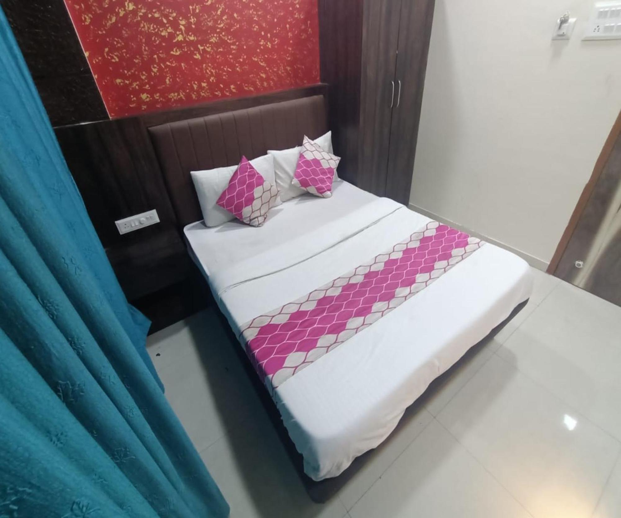 Hotel Om Sai Нави Мумбай Екстериор снимка