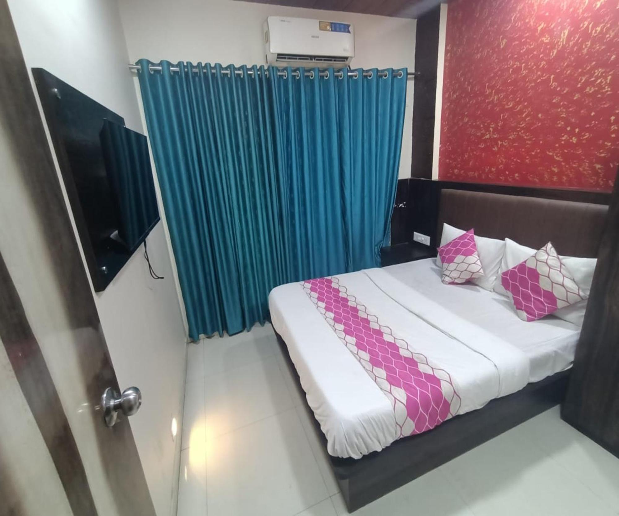 Hotel Om Sai Нави Мумбай Екстериор снимка