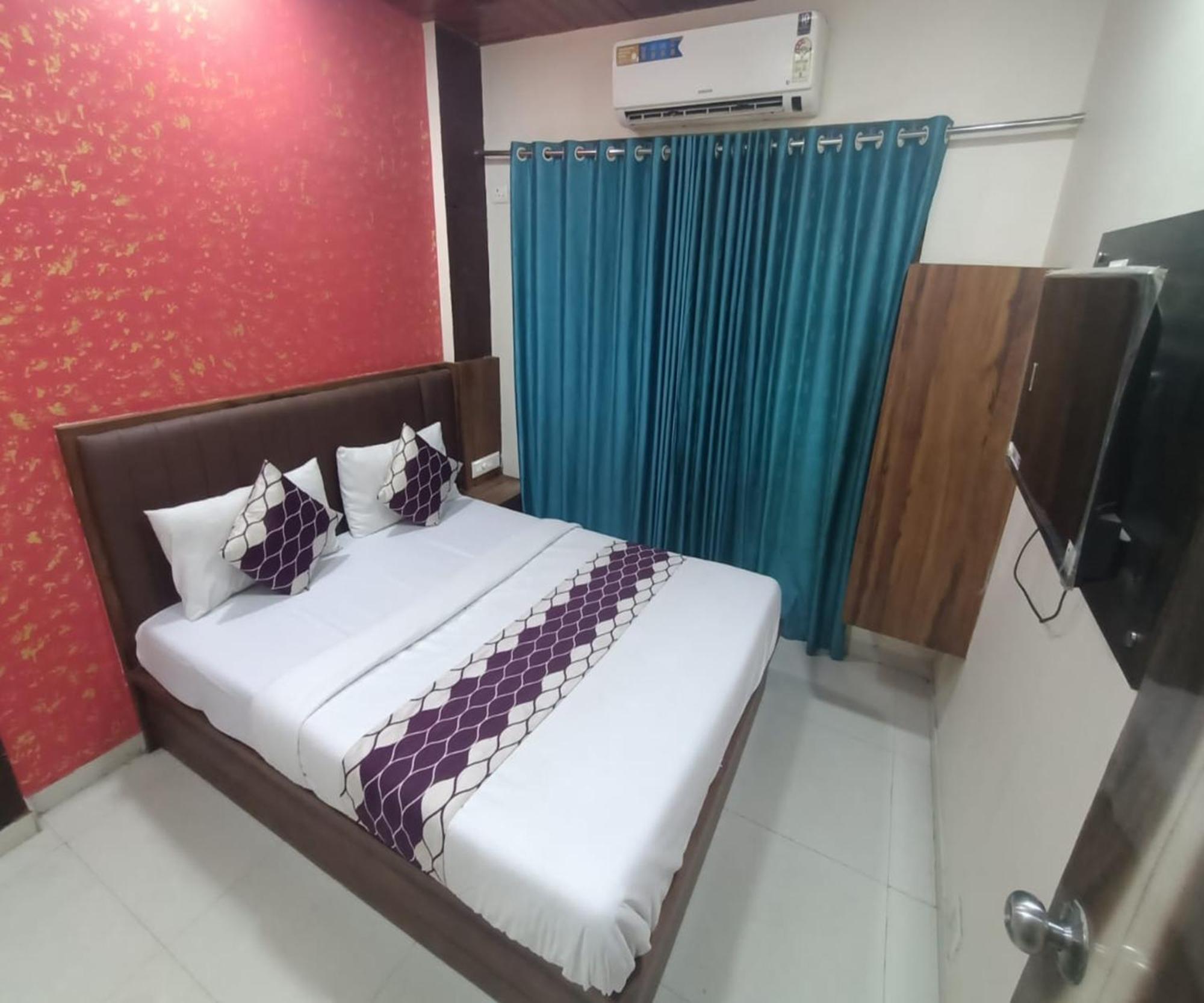 Hotel Om Sai Нави Мумбай Екстериор снимка